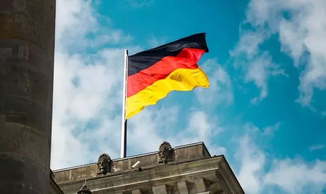 Deutschlandflagge vor blauem Himmel
