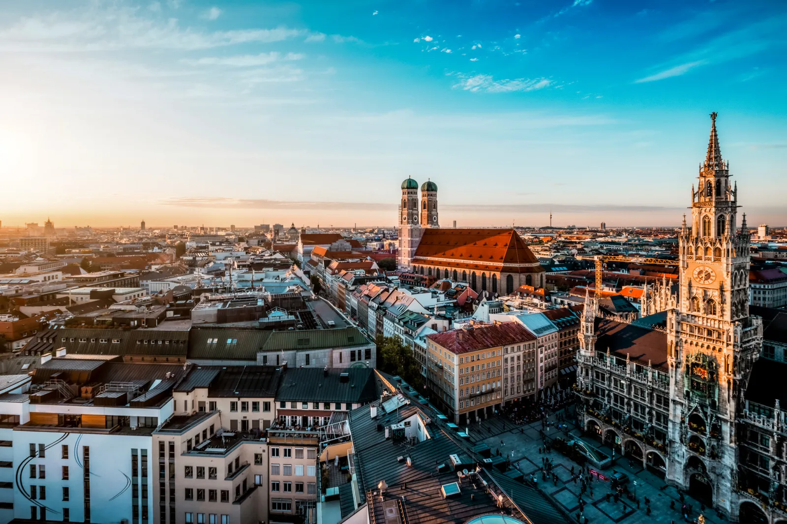 München von oben mit Frauenkirche und Neuem Rathaus am Marienplatz bei Abendlicht