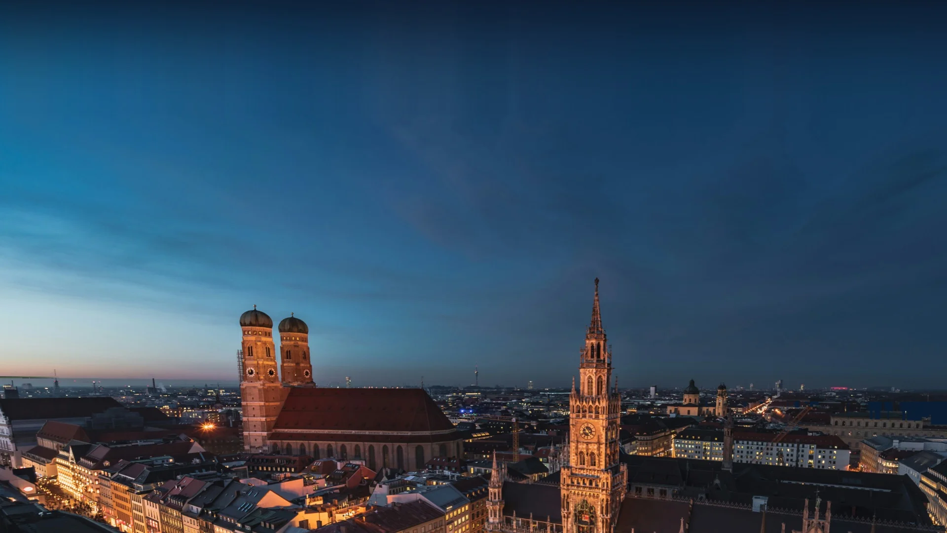 München am Abend mit Frauenkirche und Rathaus