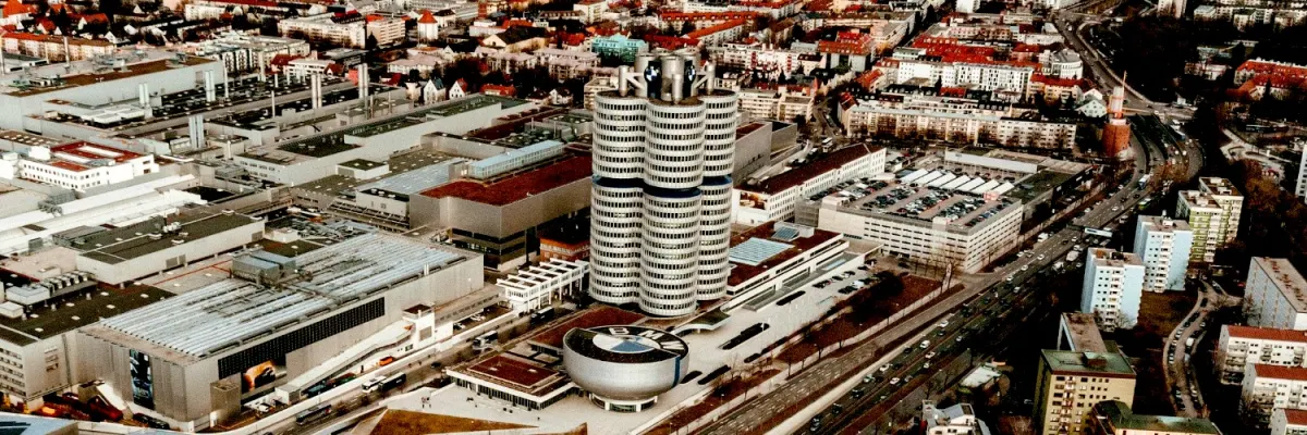 BMW-Vierzylinder mit BMW-Museum und Werk in München von oben