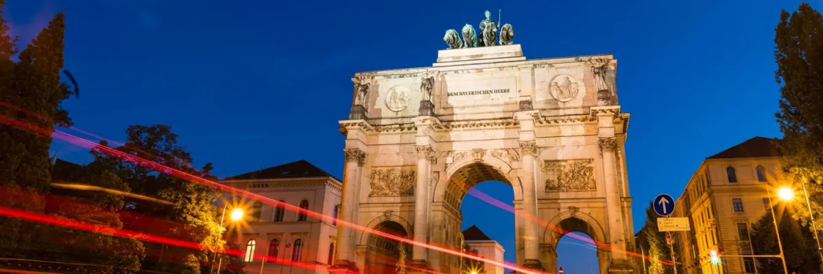 Siegestor in München an der LMU zur blauen Stunde mit Lichtspuren